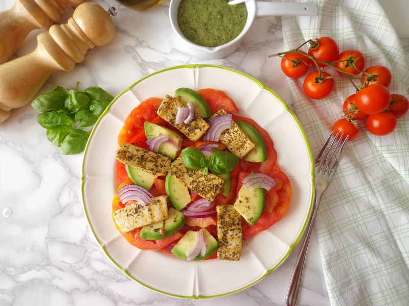 Pomidory z grillowanym tofu, awokado i pesto z bazylii