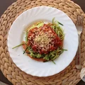 Spaghetti z makaronem z cukinii - zoodles bolognese