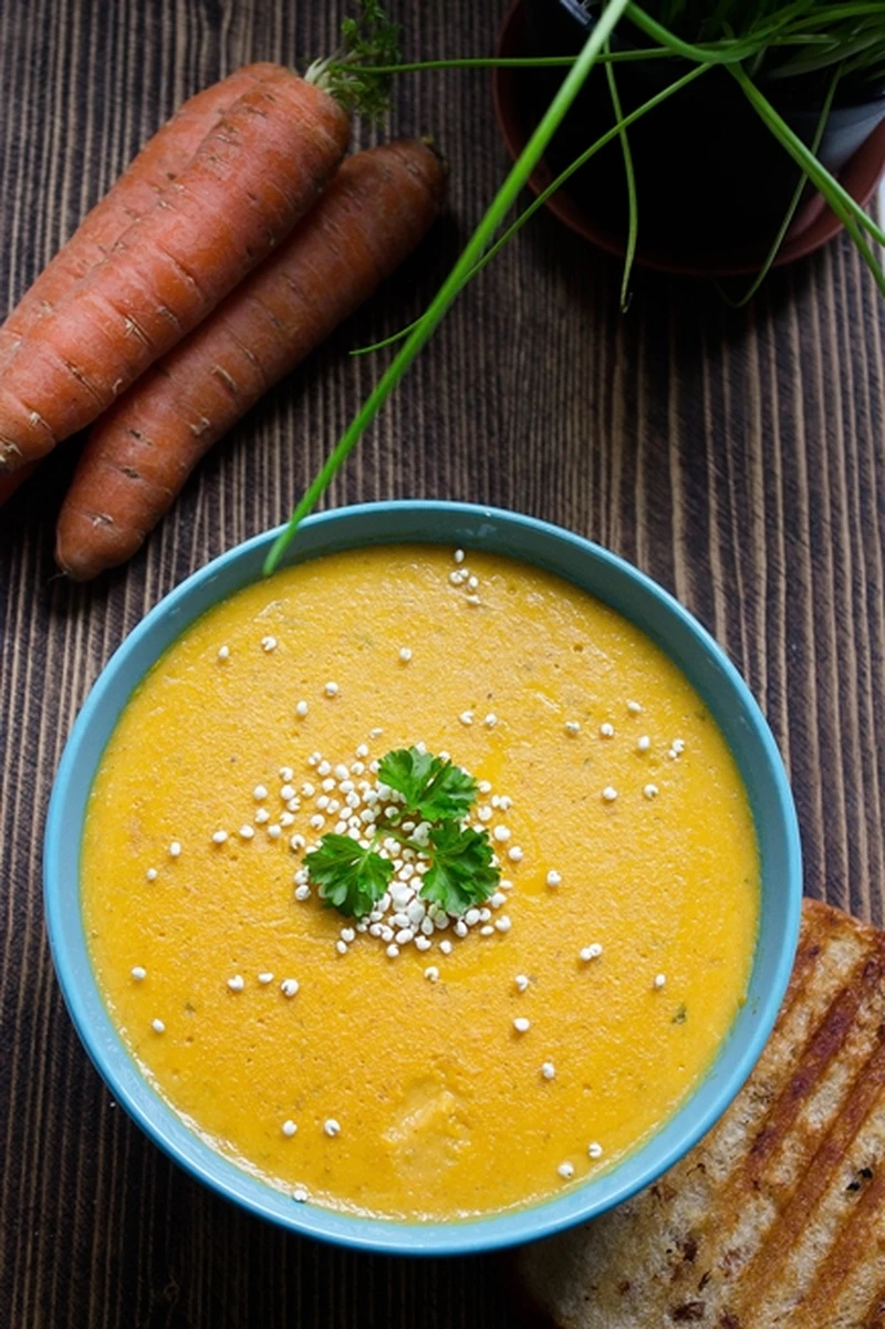 Zupa marchewkowa z curry i poppingiem