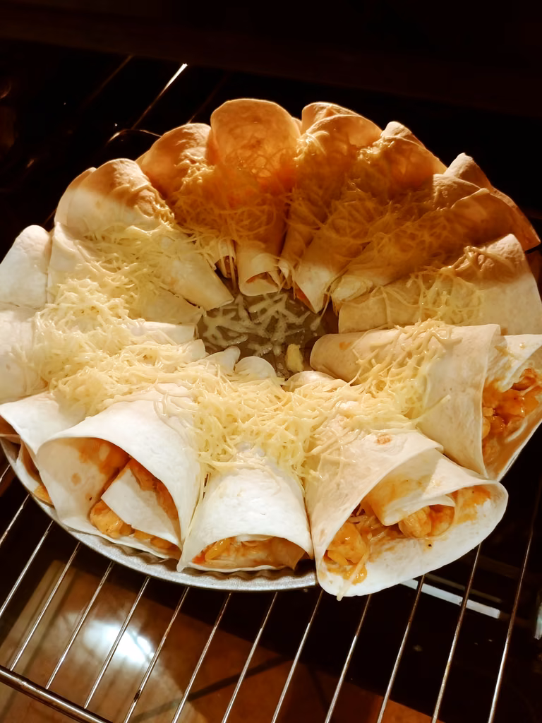 Rożki z tortilli z kurczakiem, papryką, serem i sosem BBQ