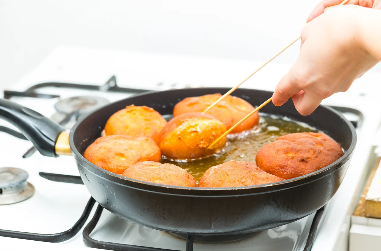 Pączki nie wyszły? To może być zły znak! Oto, co oznacza ten kulinarny przesąd!