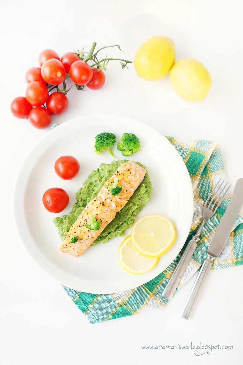Pieczony filet łososia podany na brokułowym puree