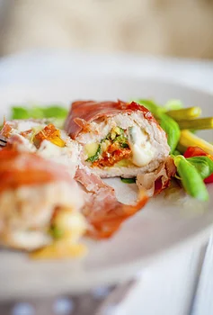 Roladki z indyka nadziewane mozzarellą i awokado