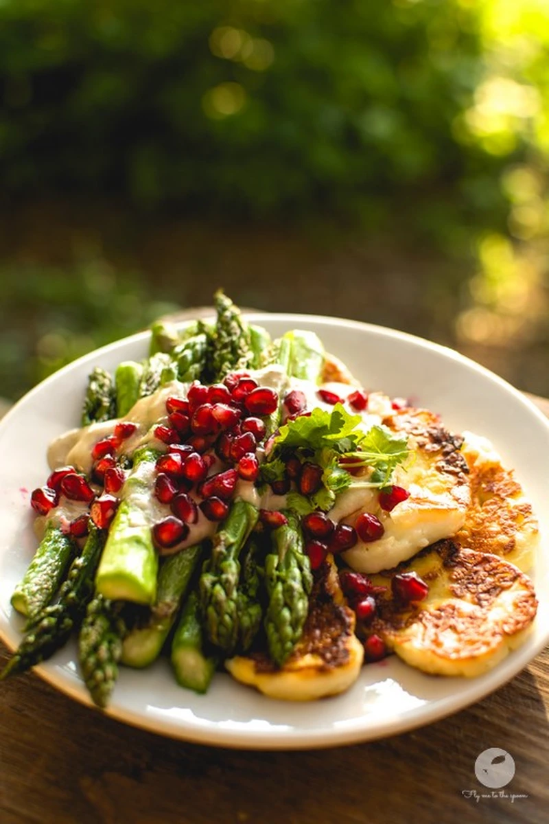 Szparagi z halloumi i sosem tahini