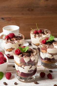 Tiramisu z malinami