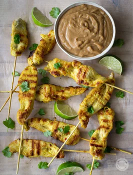 Satay z kurczaka z sosem orzechowym
