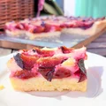 Ciasto ze śliwkami i sosem waniliowym