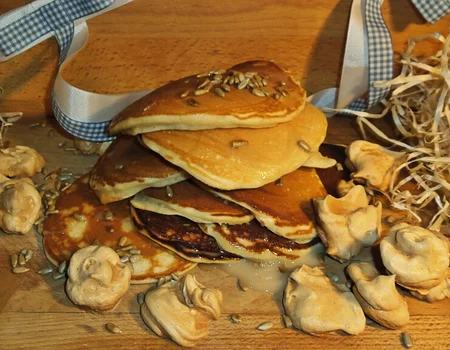 PANCAKES Z PRAŻONYM SŁONECZNIKIEM I BEZIKAMI