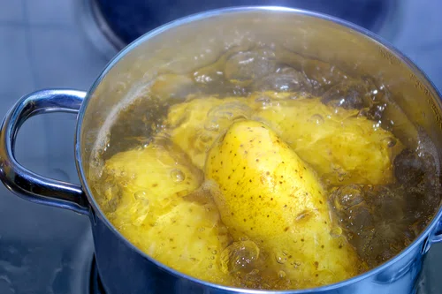 Jak wykorzystać wodę po ziemniakach?