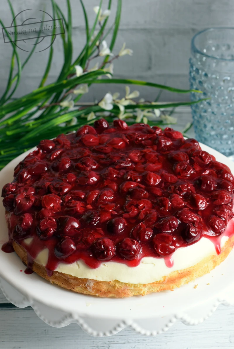 Ciasto pomarańczowe z kremem mascarpone i wiśniową frużeliną