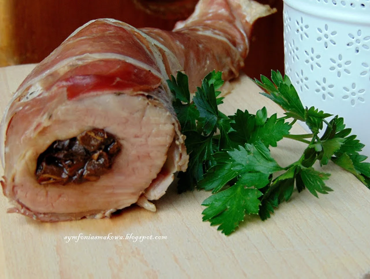 Polędwiczka wieprzowa faszerowana suszonymi borowikami i zawinięta w szynkę parmeńską.