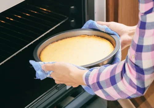 Dlaczego nie należy przykrywać sernika po upieczeniu? Ten błąd gwarantuje opadnięcie!