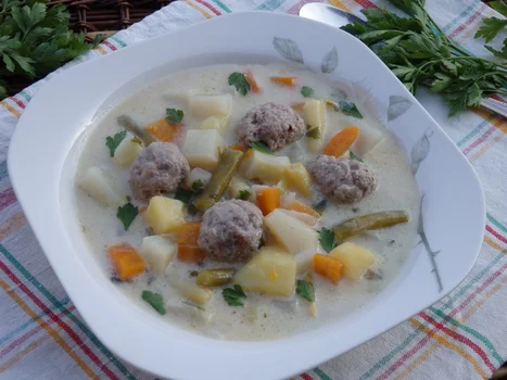 Zupa jarzynowa z pulpetami