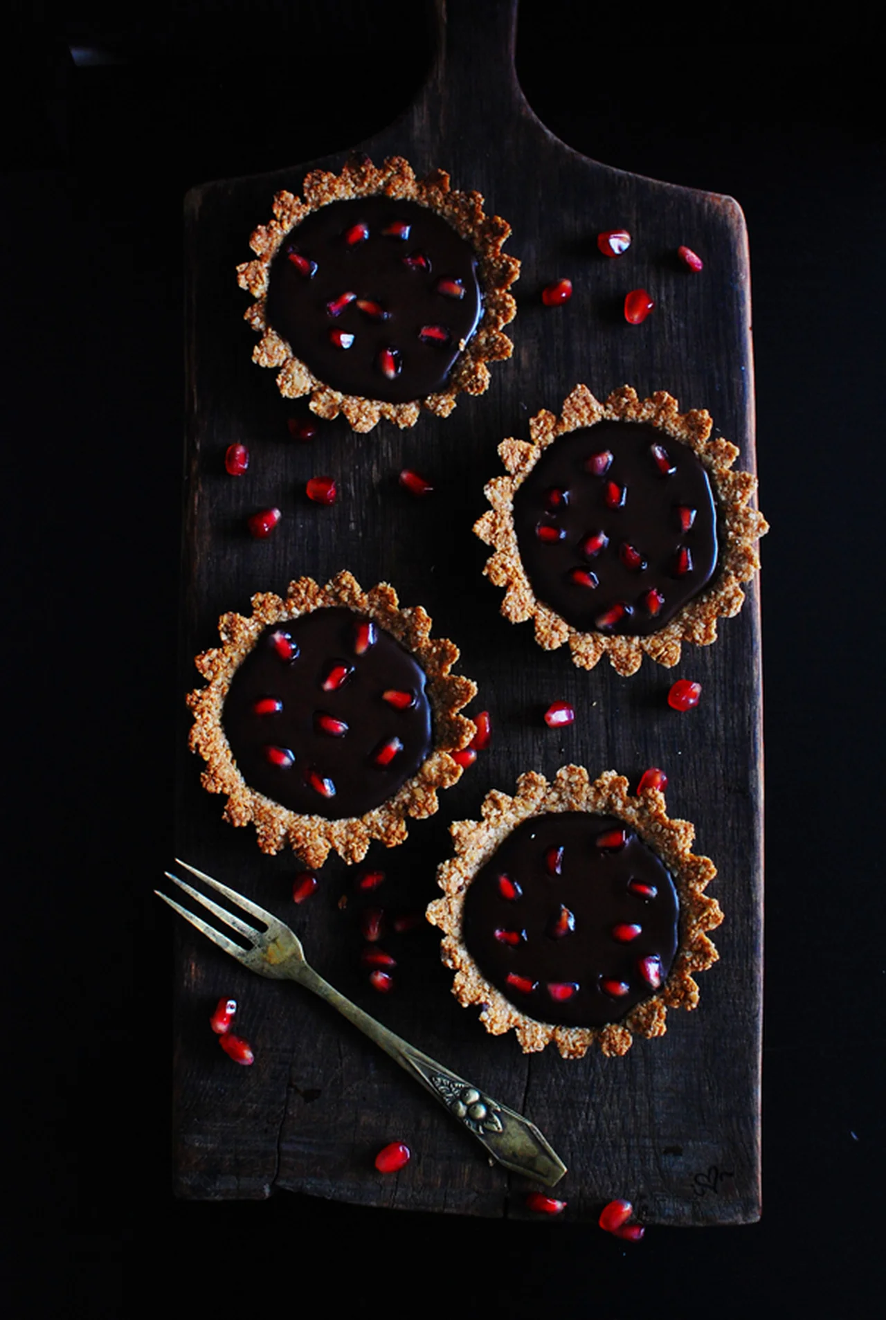 Walentynkowe tartaletki z czekoladą i granatem (bezglutenowe)