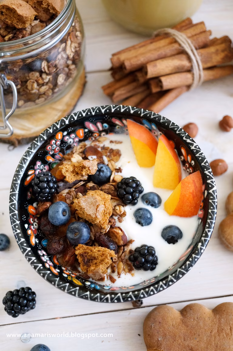 Domowa granola piernikowa z jogurtem i owocami