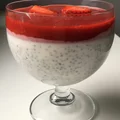 Pudding chia z musem truskawkowym