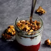 Domowa granola waniliowa z jogurtem i musem malinowym