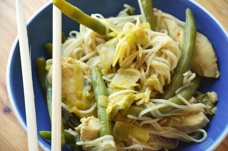 Makaron po tajsku z porem i fasolką