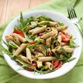 Sałatka makaronowa z cukinią, pomidorami i mozzarellą w pesto