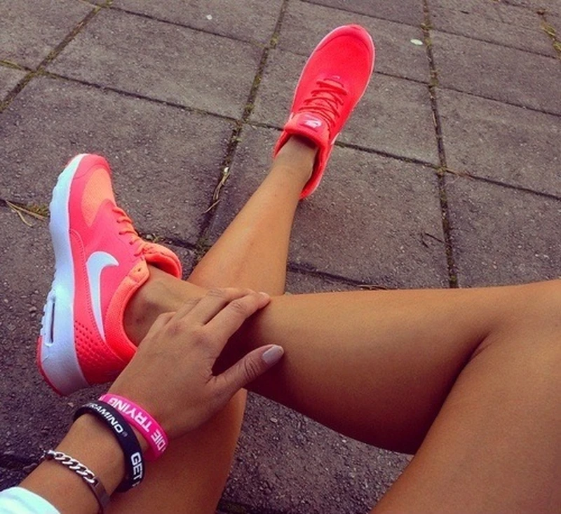 Różowe neonowe nike