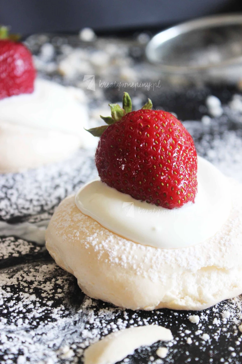 Ciasteczka Pavlova z truskawkami