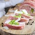 Nadziewana polędwiczka wieprzowa pieczona w niskiej temperaturze