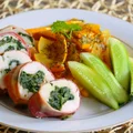 Roladka drobiowa ze szpinakiem w szynce parmeńskiej