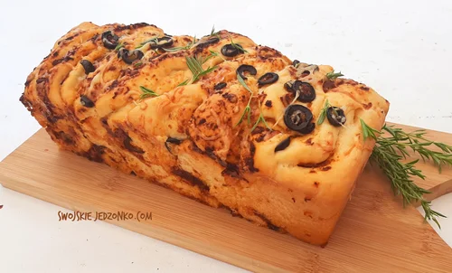 Chlebek pomidorowy do odrywania z oliwkami
