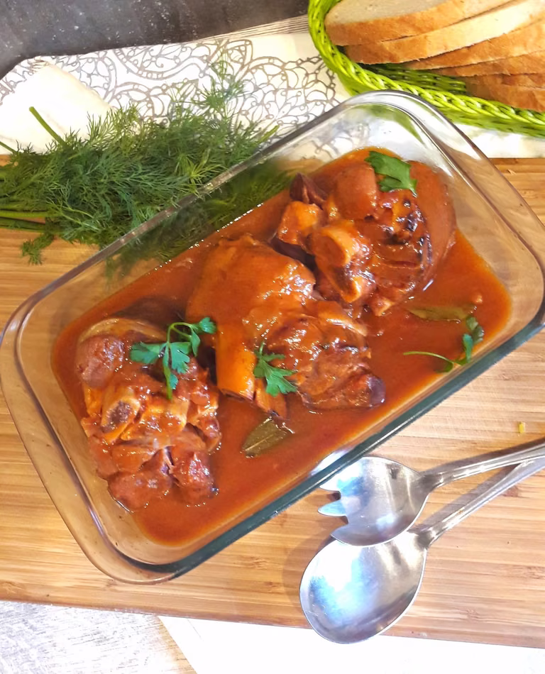Golonki w aromatycznym sosie