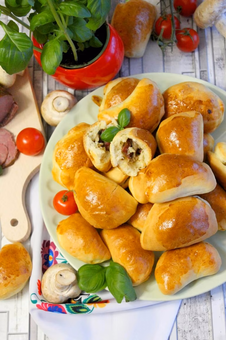 Drożdżowe pierogi z kiełbasą i pieczarkami