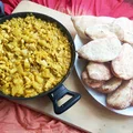 Curry z kurczaka z ananasem i chlebkami naan