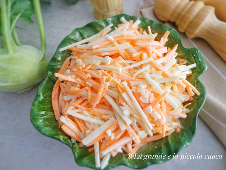 Surówka Coleslaw z kalarepą