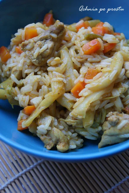 Kurczak curry smażony z warzywami i ryżem