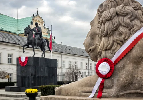 Jak zrobić kotylion na 11 listopada w 15 minut? Wystarczy papier lub bibuła i odrobina kreatywności!