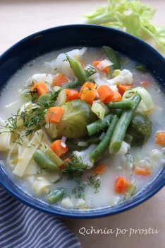Szybka zupa jarzynowa z mrożonymi warzywami i makaronem