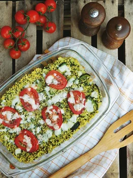 Zapiekana kasza ze szpinakiem, cukinią, serem feta i mozzarella