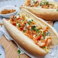Hot-dogi z sosem słodko-ostrym i serem pleśniowym