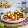 Grzanki z salsą mango i serem sałatkowym