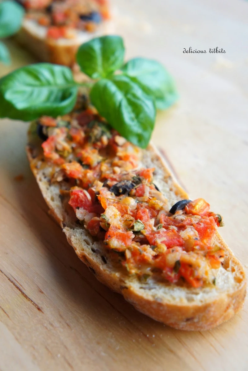 Bruschetta z pomidorami, tuńczykiem, mozarellą, oliwkami i kaparami
