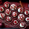 Babeczki brownies z kremem waniliowym i granatem