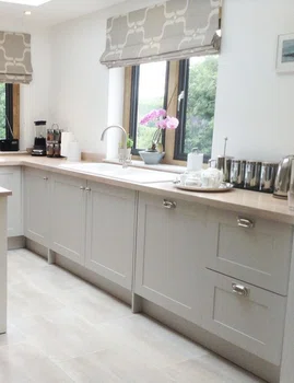 Szara kuchnia z drewnianym blatem