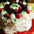 Truskawkowy tort bezowy