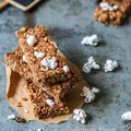 Batoniki energetyczne z popcornem z niebieskiej kukurydzy