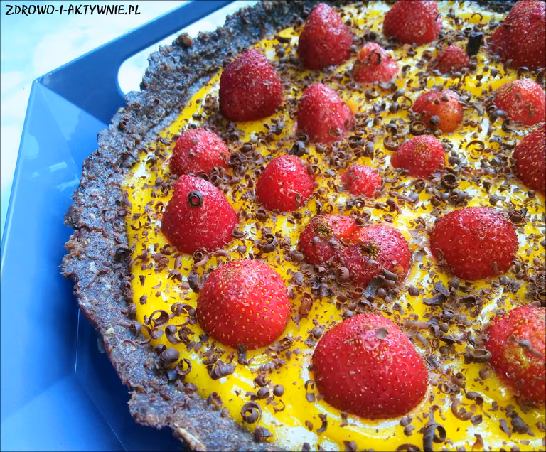 Tarta z budyniem i truskawkami na daktylowym spodzie