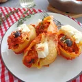 Muszle makaronowe zapiekane w sosie pomidorowym z tuńczykiem i czarnymi oliwkami