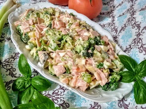 Sałatka z brokułem i szynką