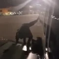 Polak wyszedł na skrzydło samolotu przez drzwi awaryjne!