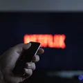Mocna propozycja na wieczorny seans: Niepozorny serial Netflixa, który porusza do głębi!