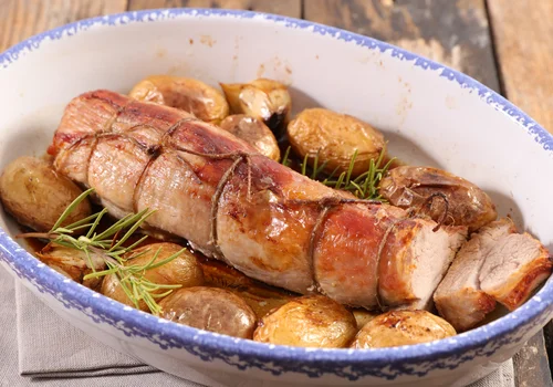 Polędwiczka z tego przepisu zawsze wychodzi mi soczysta! Pieczone ziemniaki z rozmarynem idealnie podbijają smak