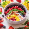 Śniadaniowa miska smoothie z truskawkami i bananem.